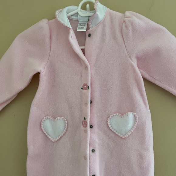 ◻️LITTLE ME: Girl size 24 months, fuzzy pink w/hearts footsie pajamas preowned◻️ - Picture 6 of 9